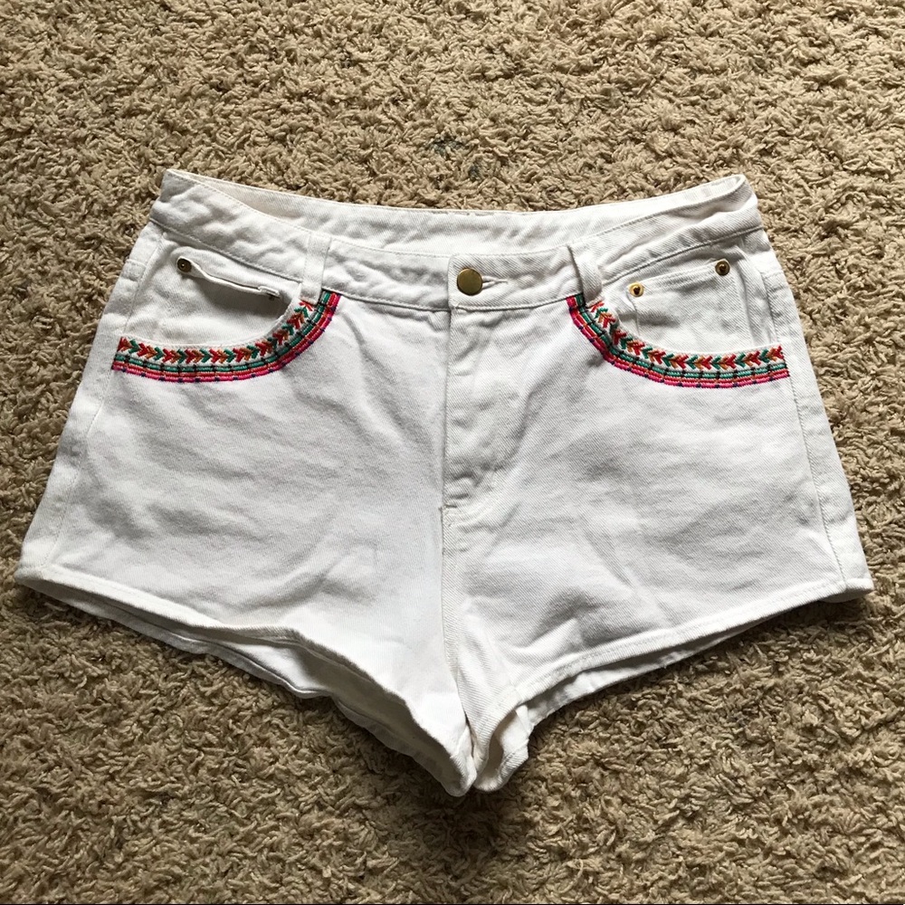 White embroidered pocket denim shorts